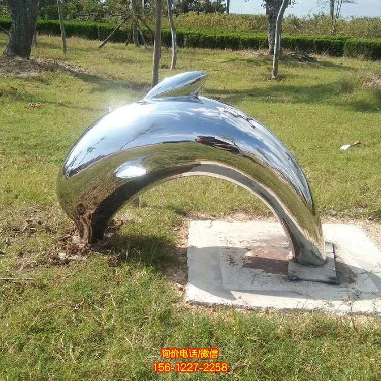 鏡面不銹鋼海豚，園林草坪躍出地面，鉆入地底的海豚