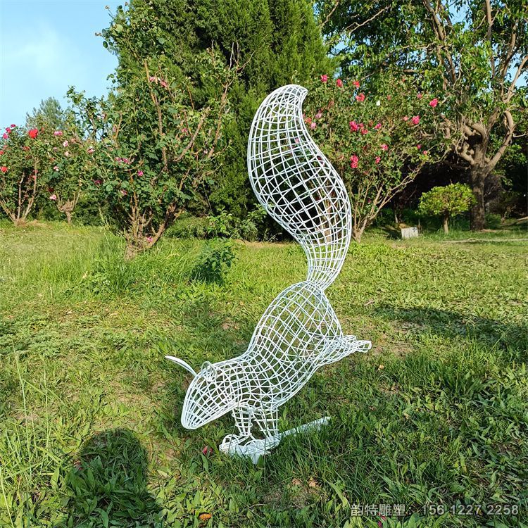 不銹鋼鏤空松鼠雕塑實物圖 公園發(fā)光小松鼠雕塑 不銹鋼鏤空松鼠雕塑實物圖 公園發(fā)光小松鼠雕塑